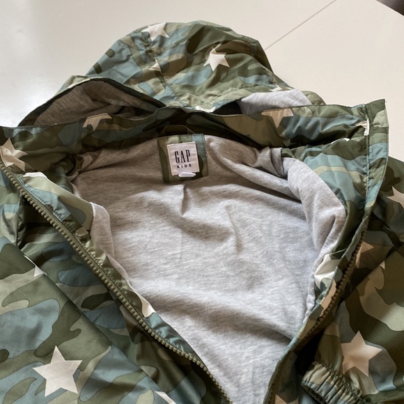 Gap kids lightly lined camo windbreaker - Picture 3 of 3